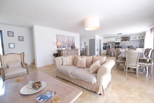 charming family house with private pool, near the center of arles, quiet, in the camargue natural park – 8 people charming family house with private pool, near the center of arles, quiet, in the camargue natural park – 8 people