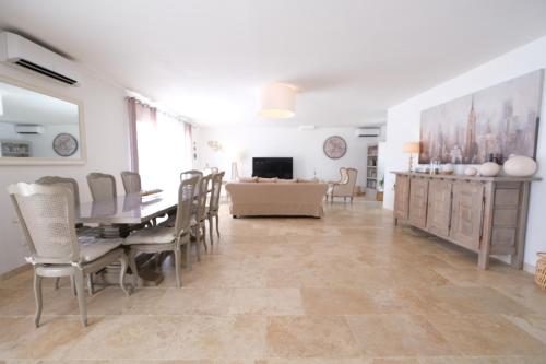 charming family house with private pool, near the center of arles, quiet, in the camargue natural park – 8 people charming family house with private pool, near the center of arles, quiet, in the camargue natural park – 8 people