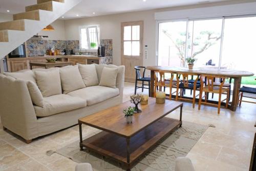 charming house with private pool in the heart of the village of aureille in the alpilles, 6 people. gîte à louer Aureille