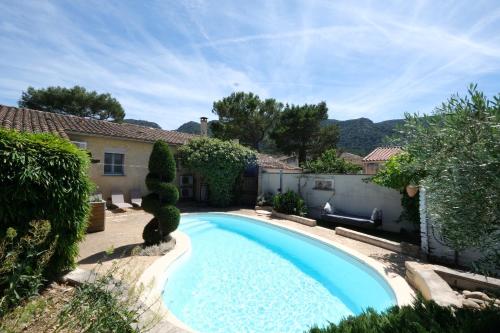 Air-conditioned house with heated pool, Luberon, in Maubec – 6 people gîte à louer Maubec