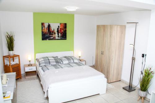 INDIVIDUAL APARTMENTS - Zentrale, ruhige Wohnung in Innenstadt - Küche, Parkplatz, Terrasse, SmartTV, Netflix in Bitburg, Deutschland