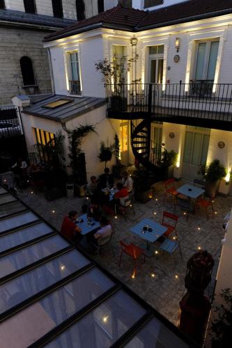 The 3 Ducks Eiffel Tower by Hiphophostels - main image