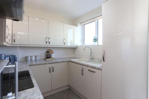 Fabulous beachfront 3 bed house with parking in Jubilee