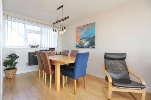Fabulous beachfront 3 bed house with parking in Jubilee