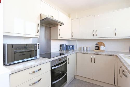 Fabulous beachfront 3 bed house with parking in Jubilee