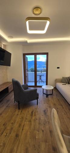 Stela, Herceg Novi (fotografie 7)