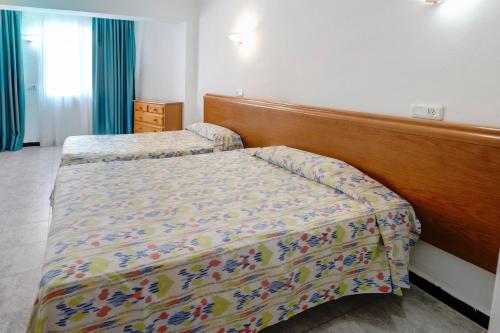 1 double bed, 2 twin beds