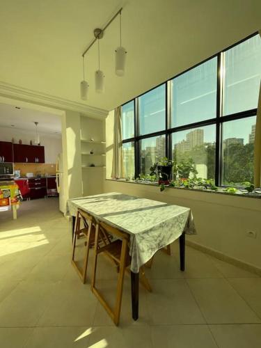 Vue panoramique Logement spacieux au centre d'Oran in Hai El Moudjahiddine