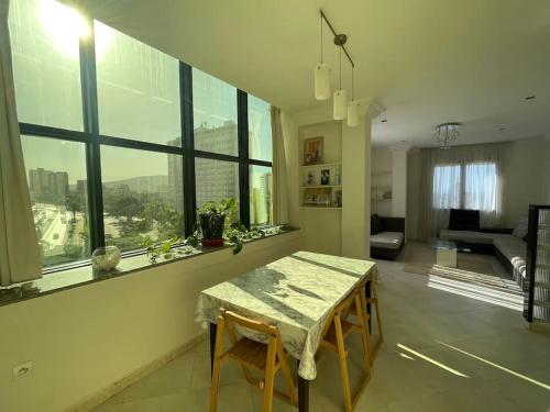 Vue panoramique Logement spacieux au centre d'Oran in Hai El Moudjahiddine