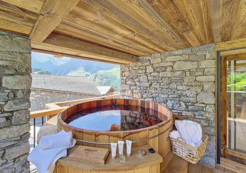 Hot tub, Chalet Bell Tower in Villarencel