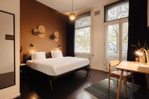 Large Double Room image 6