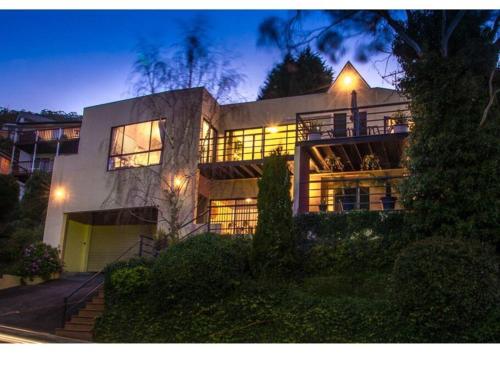 Spacious 6-BR & 3 baths House in Prime Location — other in 8 Sunvale Avenue, Sandy Bay Australia, 7005
