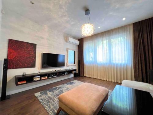 Perfectly Sumptuous Centre Apartment, 2-minute walk from Vitosha Boulevard, Sofía