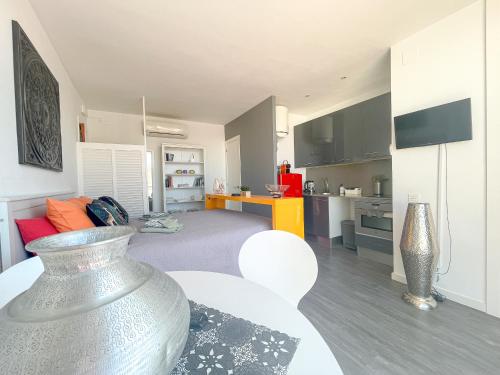 Studio Apartment with Sea View image 8