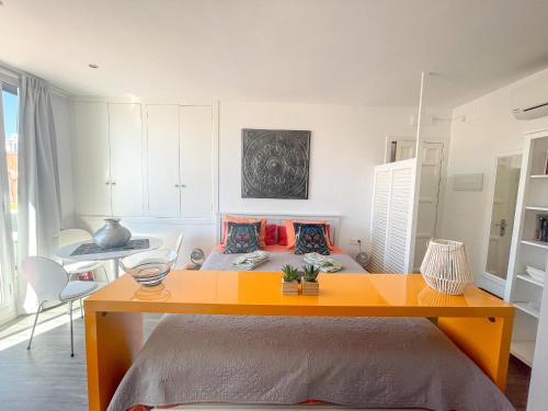 Studio Apartment with Sea View image 7