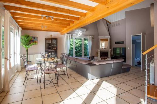 Iekārtas, Villa Loupia by Villa Plus in Pauligne