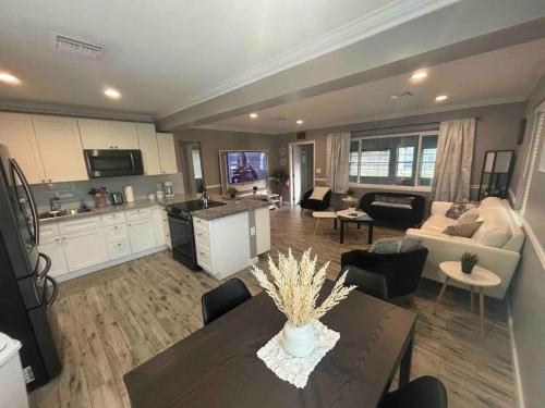 5 Minutes to Ocean & Casinos - Large Backyard in Hollywood, USA