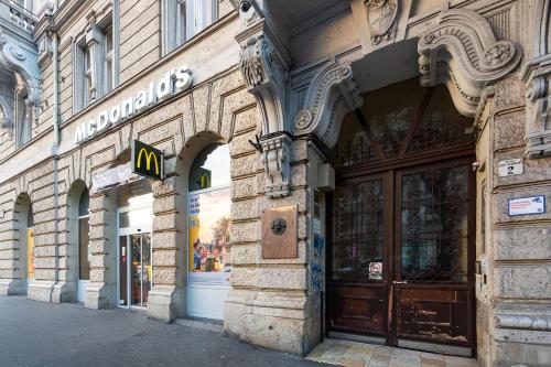 Magical Danube view in a spacious two bedroom suite next to Parliament