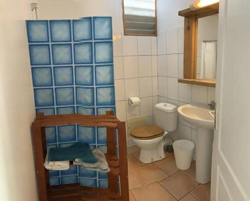 ห้องน้ำ, Bungalow accueillant à Le Diamant avec piscine partagée (Bungalow accueillant a Le Diamant avec piscine partagee) in เลอ ยามัน
