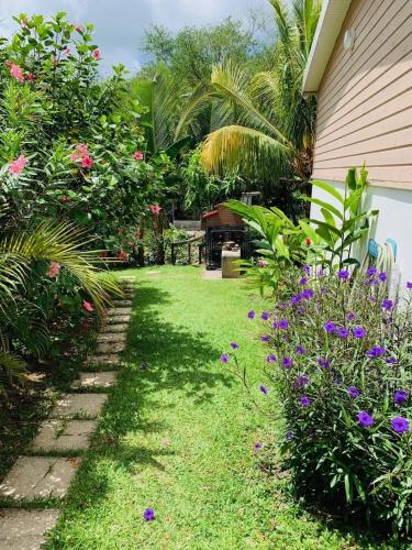 สวน, Bungalow accueillant à Le Diamant avec piscine partagée (Bungalow accueillant a Le Diamant avec piscine partagee) in เลอ ยามัน