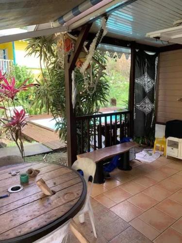 ระเบียง/ชานเรือน, Bungalow accueillant à Le Diamant avec piscine partagée (Bungalow accueillant a Le Diamant avec piscine partagee) in เลอ ยามัน