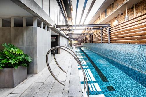 Lake Views, Pool, Gym, Library & Free Parking, Melbourne