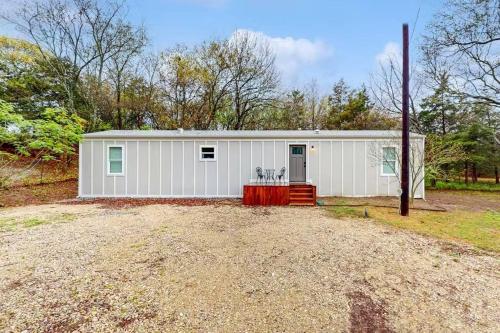 2BR 2BA Country Bungalow with Workspace Near Downtown McKinney in McKinney, USA