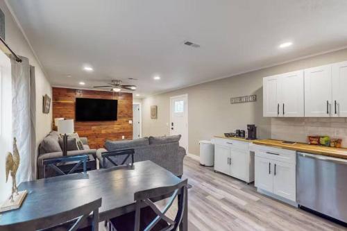 2BR 2BA Country Bungalow with Workspace Near Downtown McKinney in McKinney, USA