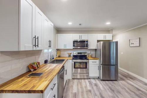 2BR 2BA Country Bungalow with Workspace Near Downtown McKinney in McKinney, USA