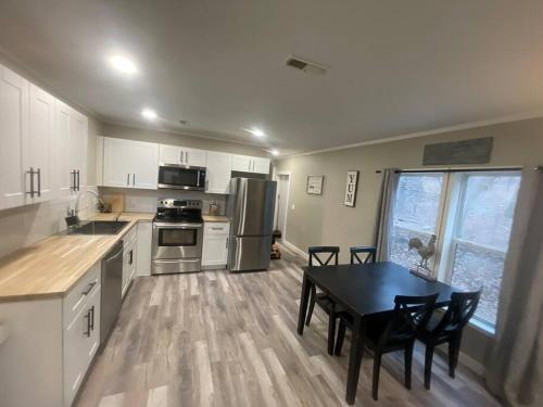 2BR 2BA Country Bungalow with Workspace Near Downtown McKinney in McKinney, USA