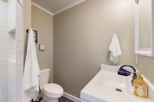 2BR 2BA Country Bungalow with Workspace Near Downtown McKinney in McKinney, USA