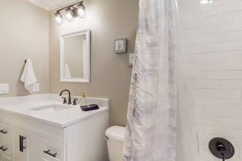 2BR 2BA Country Bungalow with Workspace Near Downtown McKinney in McKinney, USA