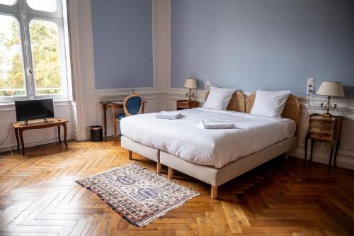 2 twin beds, 1 sofa bed