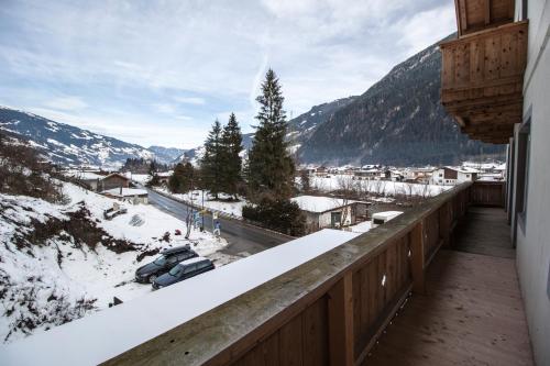 Two-Bedroom Apartment with Balcony - Mountain View