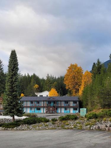 Exterior view, Ridgeview Motor Inn in Gold River (BC)