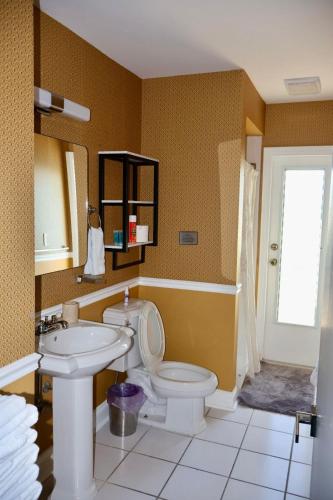 Three-Bedroom House image 6