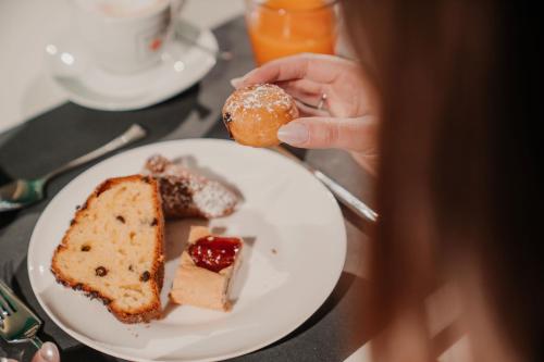 GG8 Restaurant & Hotel