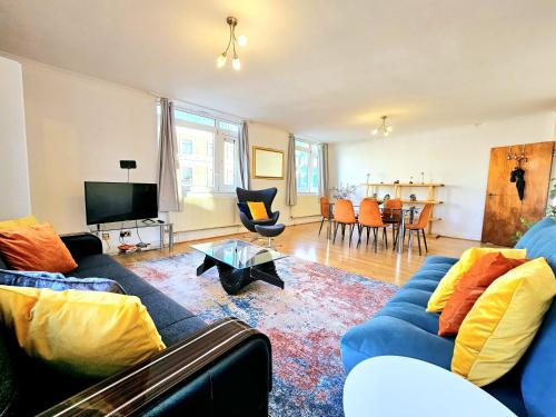 Bright & Spacious Home in Building with Lift, right next to Bayswater Station - Walk to Kensington Palace, Hyde Park, Little Venice & Notting Hill, Лондон