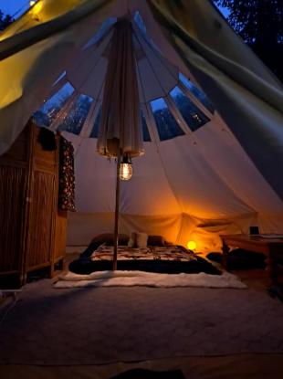 Glamping On a Horse Farm With Mini Cows in Lakes Region! in Gilmanton, USA