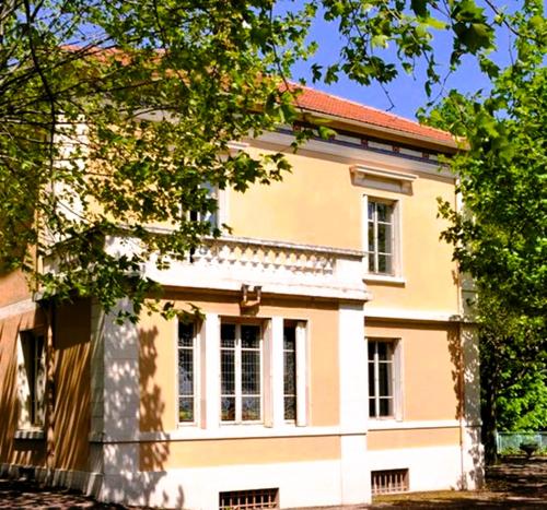 2 bedrooms, 5 beds