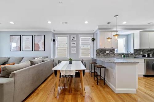 Modern Luxury Steps from Zoo & Golf Course in Boston, USA