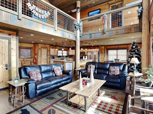 Great Smoky Lodge 7 BR New Construction Pets WiFi Hot Tub Sleeps 20 - main image