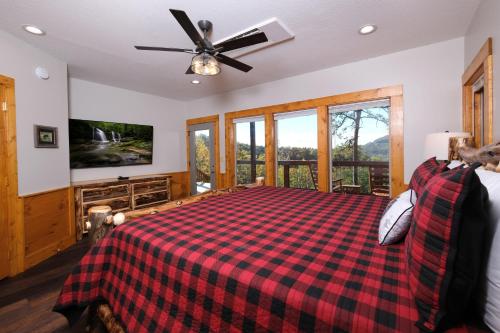 Modern 2BR Amazing VIEWS! Fire Pit HOT TUB FREE Attraction Tickets