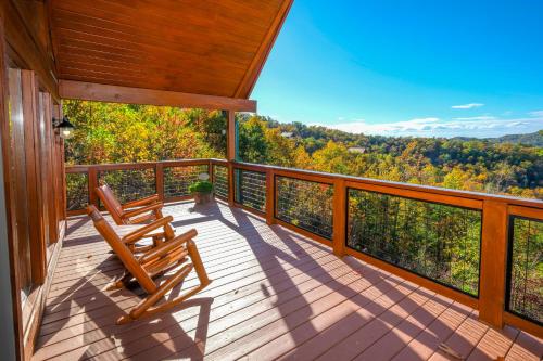 Modern 2BR Amazing VIEWS! Fire Pit HOT TUB FREE Attraction Tickets