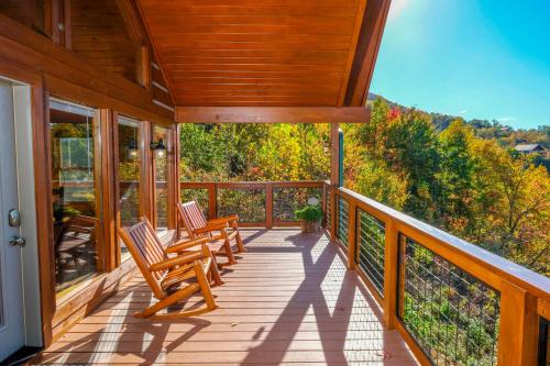 Modern 2BR Amazing VIEWS! Fire Pit HOT TUB FREE Attraction Tickets