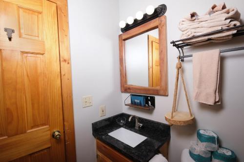 Modern 2BR Amazing VIEWS! Fire Pit HOT TUB FREE Attraction Tickets