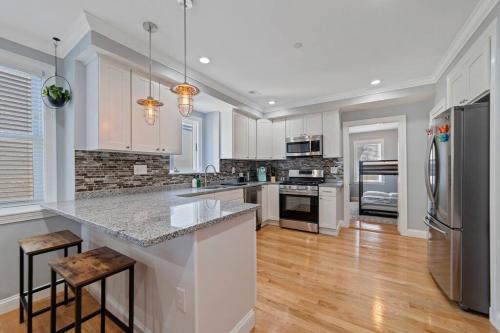 Modern Steps from Zoo & Golf Course in Boston, USA
