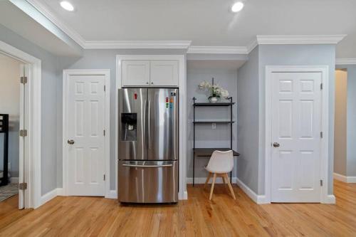Modern Steps from Zoo & Golf Course in Boston, USA