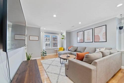Modern Steps from Zoo & Golf Course in Boston, USA