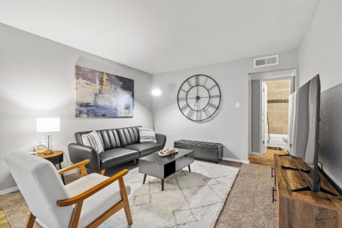 Plush Elegance-walk To At&t Stadent District in Arlington, USA